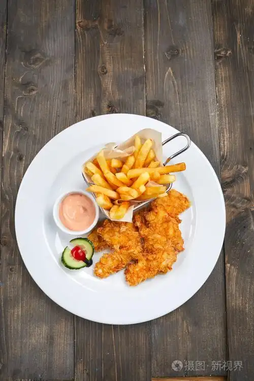 炸鸡块和炸薯条