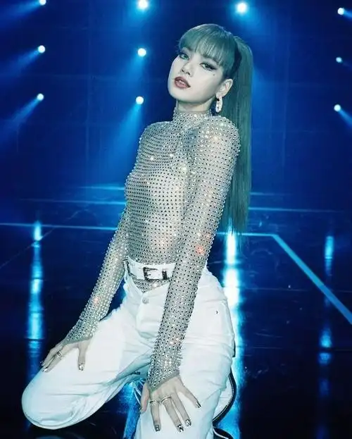 掀开铁刘海lisa新造型露额头引热议网友直呼无法接受