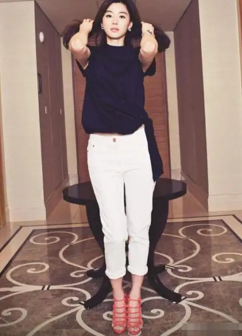 在夏天白色西装裤也是大家比较喜欢穿着的裤子,这种裤子的好处就是