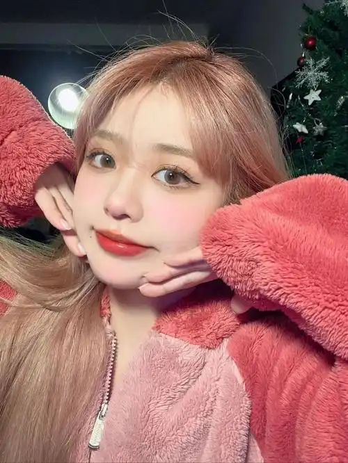 所以显得人很压抑 98这个夏天一定要尝试的#玫瑰金发色  增加了头发