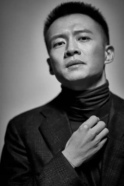 唐曾曝质感写真 眼神犀利诠释男人本色