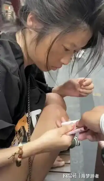 今天去看望了流落深圳街头的女孩她是原来深圳大学的学生