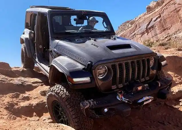 越野性能升级,悬架相比之前更高,jeep推出牧马人强化套件-新浪汽车