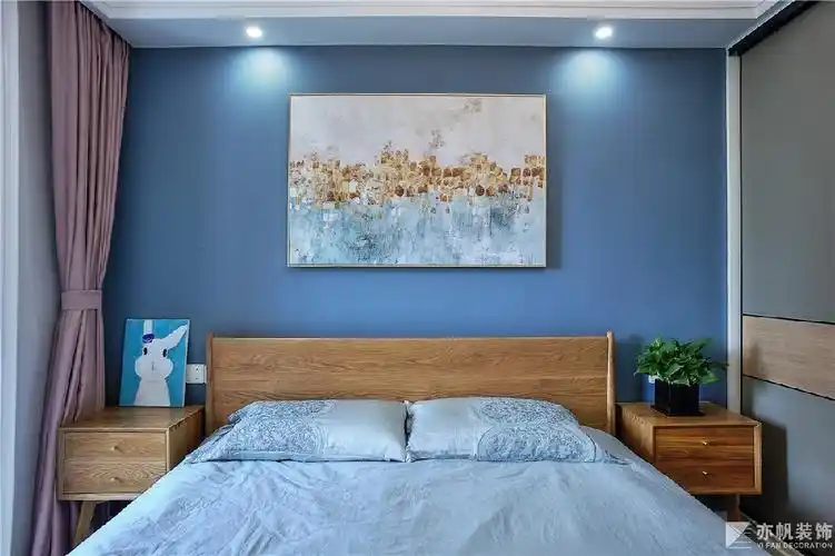 背景墙蓝色乳胶漆粉刷,与客厅窗帘,餐厅背景色完美呼应