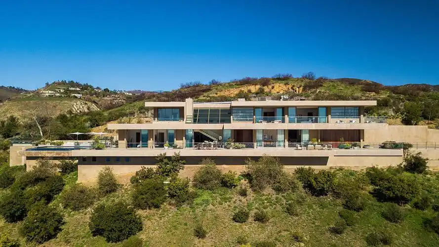 每日豪宅 | 背山面海的马里布现代观景大宅