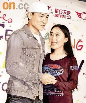 3月24日,杨丽娟和刘德华合影.