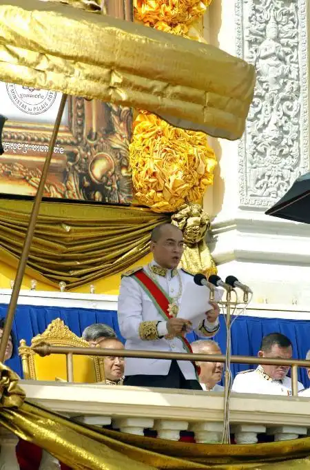 10月30日,在柬埔寨金边王宫月光楼,柬埔寨新国王诺罗敦·西哈莫尼