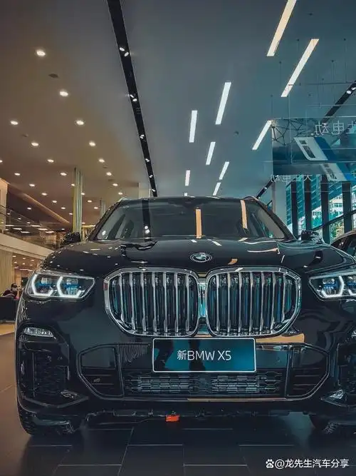 宝马x5的颜值一直在线,车身比例协调,全车线条很丰富,轮眉处肌肉感很