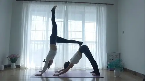 天天瑜伽"双人瑜伽"公开课11月15日(周三)隆重来袭,邀请您的闺蜜和