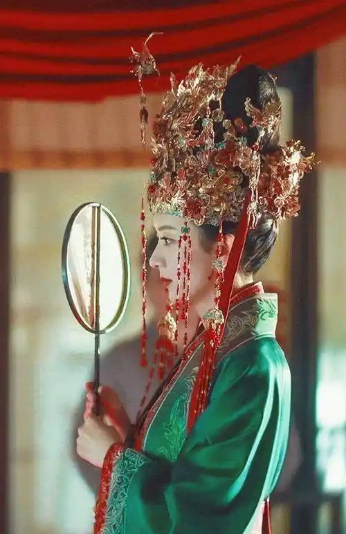女明星的古装嫁衣造型,赵丽颖绿色嫁衣,杨幂白色嫁衣,谁最美?