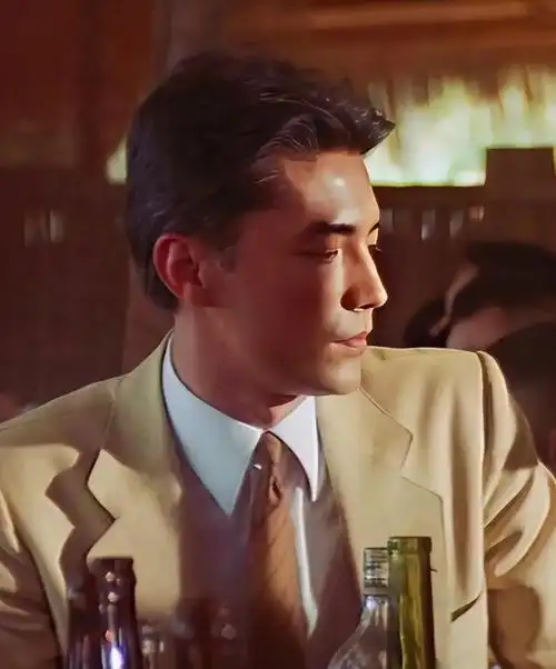 尖嘴猴腮别硬演富豪角色,8位男明星,站在那就是"人间富贵竹"