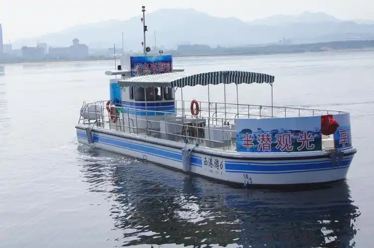 半潜观光船