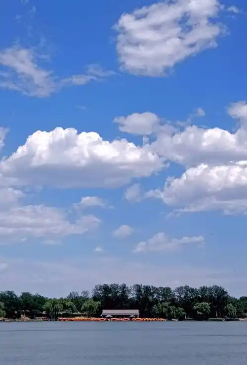碧空万里云飘荡风吹平湖起波澜