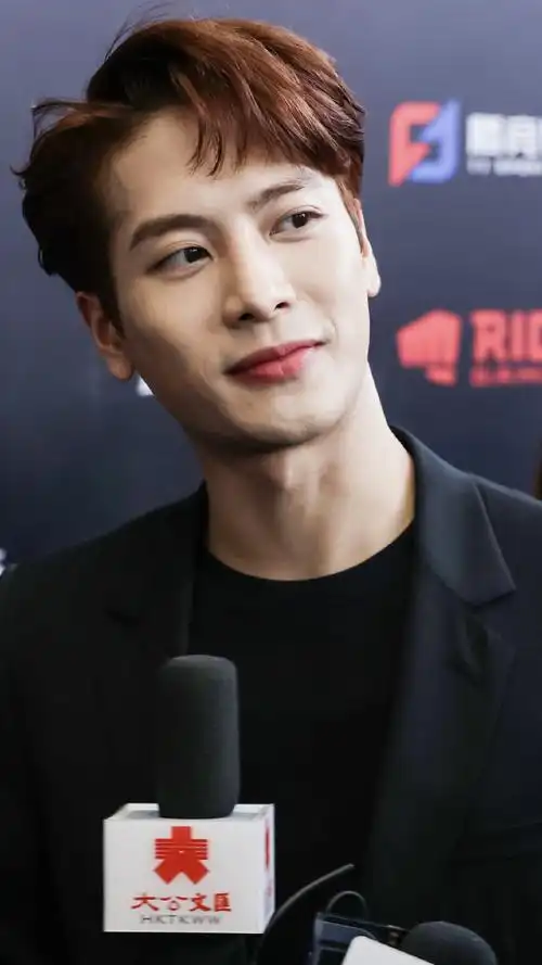 王嘉尔侧背发型##王嘉尔港风mv