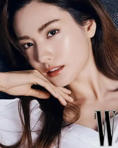韩国女艺人nana登最新w杂志拍美妆写真