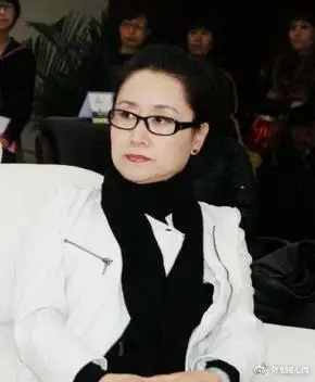 可以说郎昆的事业是顺风顺水的,而也是在央视遇到了他的第一任妻