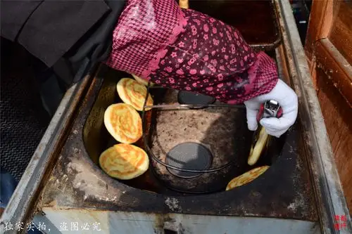 铁板下面是一个红泥糊制的炕室,最早的火烧用的必须是炭火,还以质地