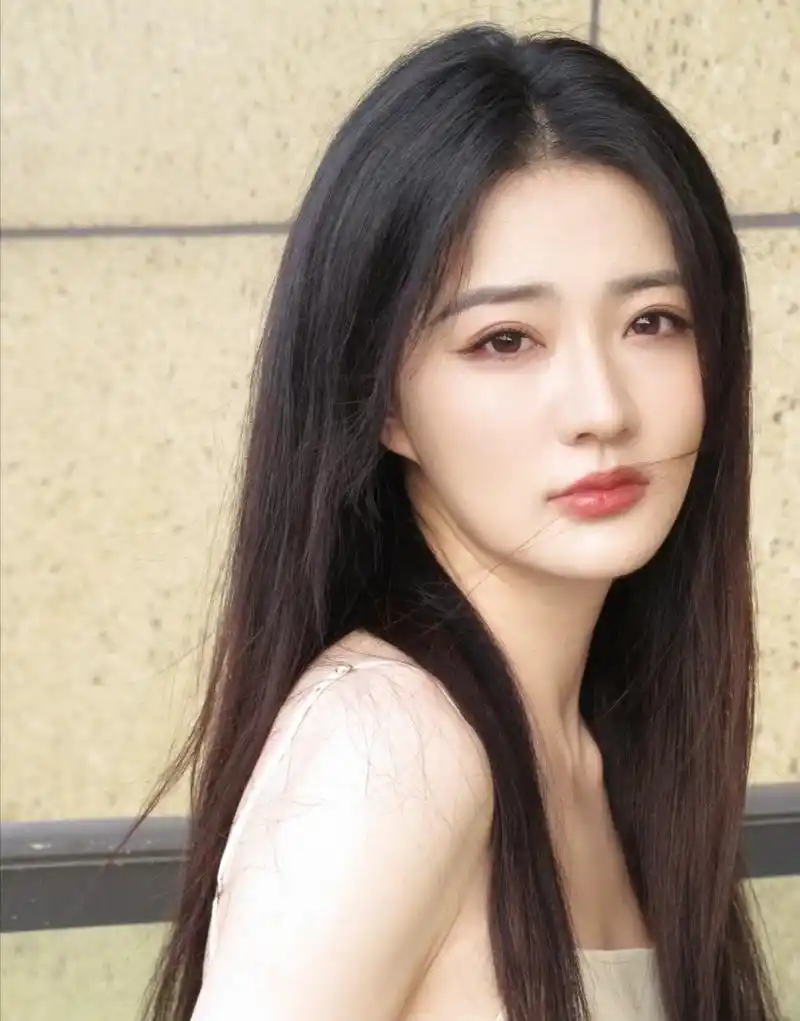 徐璐的这组照片真像青春痛苦文学的女主角啊!