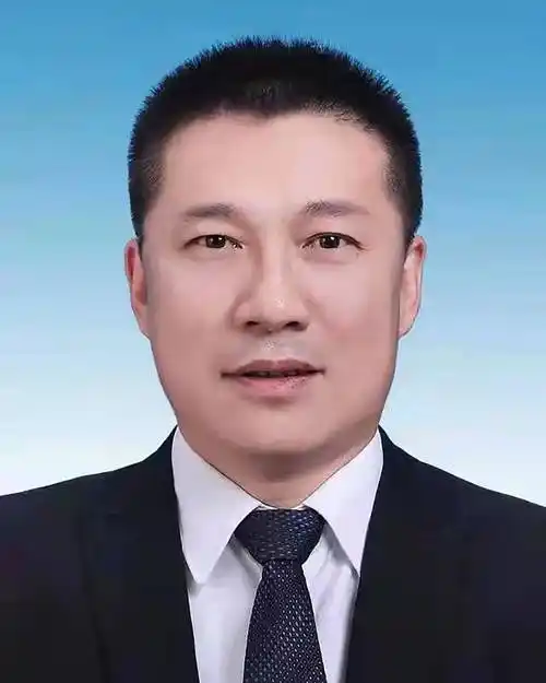 工程硕士,中共党员,现任巴彦淖尔市政府党组成员,副市长,五原县委书记
