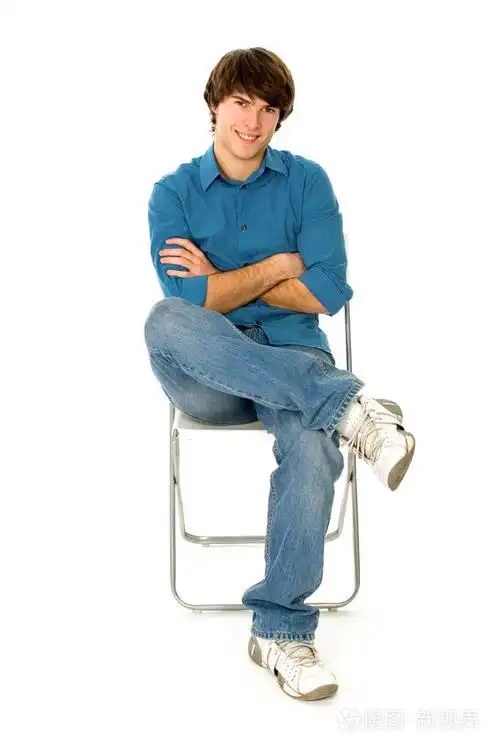 坐在椅子上的年轻人