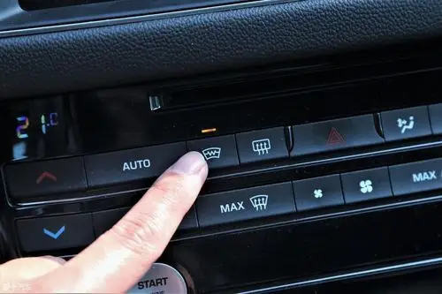 捷豹xfl配备了前挡风玻璃加热功能,相较于传统的"吹风"式,除雾效果