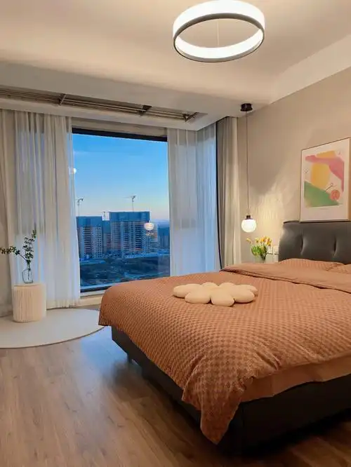 卧室里有一个大落地窗是种什么体验