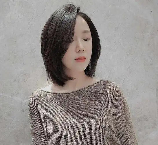 中短发微烫发型,知性优雅很韩范,最适合那些脸圆头发多的女生了