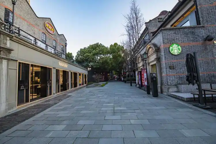 2020年特别的春节长假期,夕阳下实拍特别的上海新天地80张