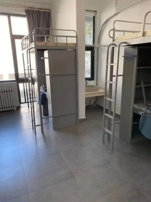 感觉比我想象里小一些,宿舍是上床下桌,挺大的了,校园比较空旷,不会人