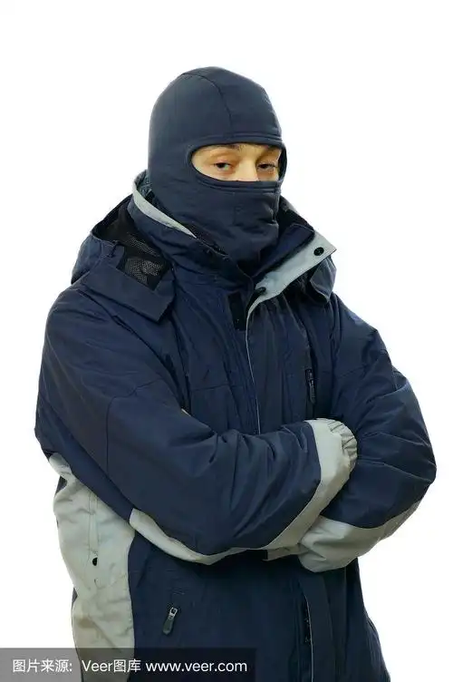 穿着旅游外套,戴着风帽的孤独男子