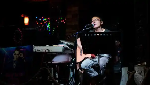 酒吧驻唱需要的条件有:1,演唱歌曲的表现能力.2,需要有个人特色.