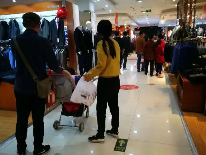 商场促销我和妻子带着母亲逛超市结果上厕所发生的尴尬一幕