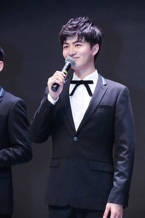 中国歌手:袁广泉(左)中国舞蹈演员:梁岱青(右)越南歌手:杜氏清花(左)