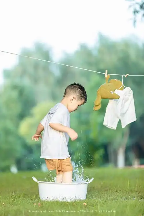 记录开心的夏天的儿童摄影作品《洗衣服咯》