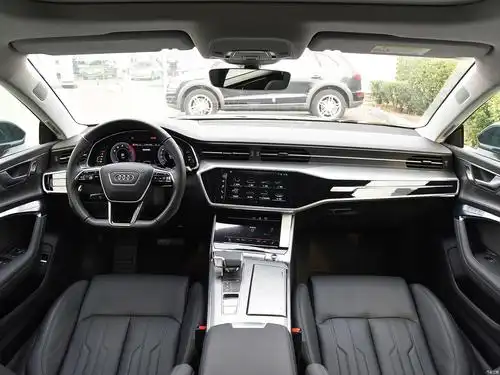 多条紧致腰线与凸出的曲面相映成趣,并有效降低了奥迪a7 sportback的