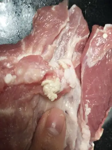 在这也提醒下大家,买猪肉,尤其是前腿肉,切的时候一定要注意淋巴