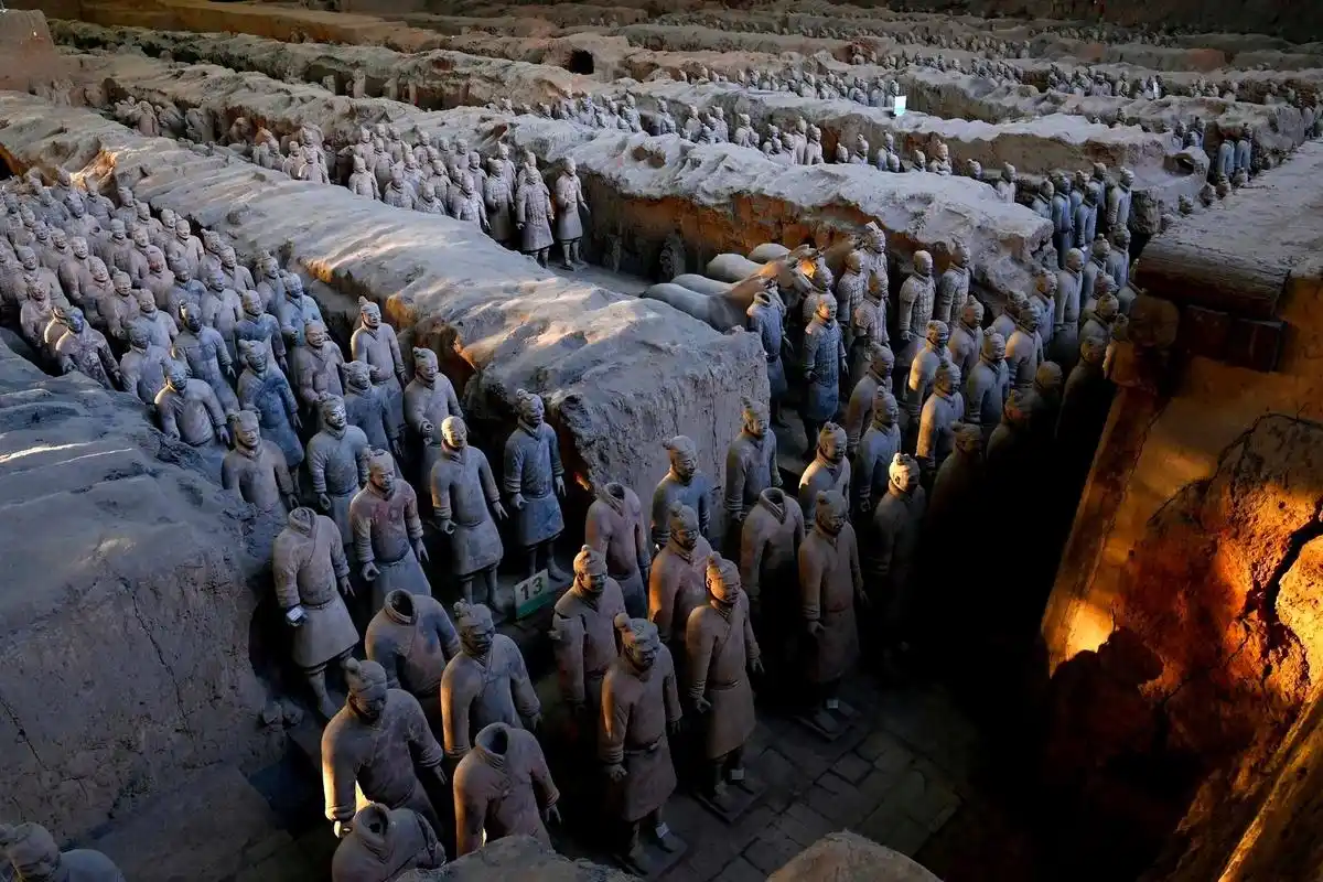 冬至阳光勾勒出金色兵马俑