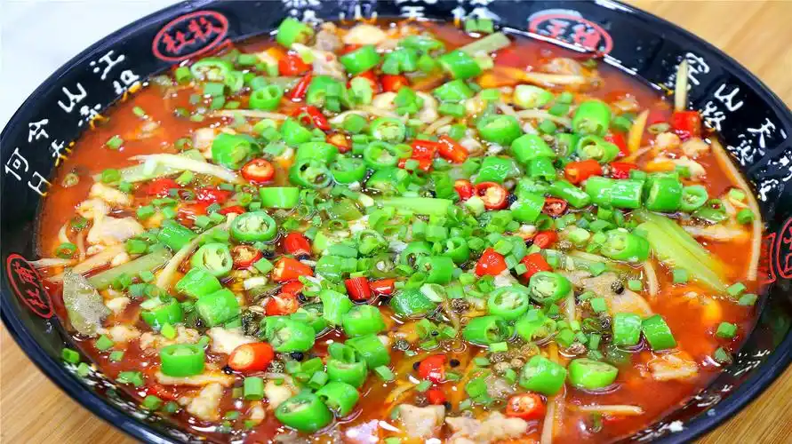 1川南鲜锅兔:准备制作需要的食材兔肉,这道菜鲜嫩爽口开胃下饭,味道超