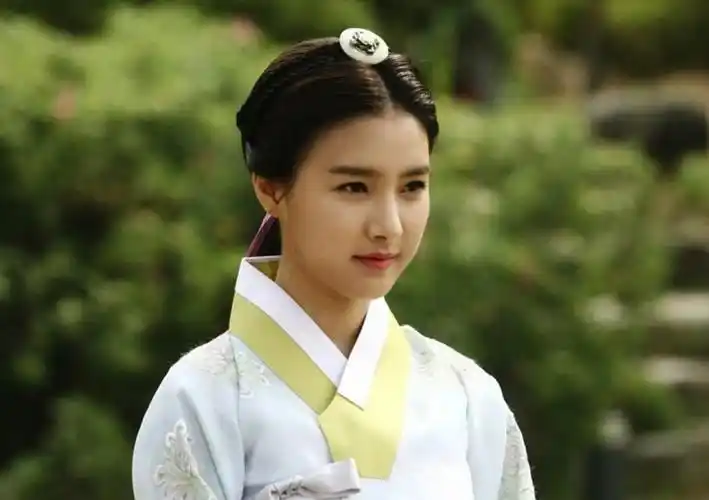 南韩太子李洙赫 他女友金素恩资料