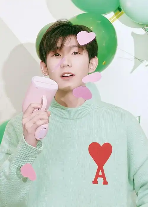 王源穿出了20岁该有的样子,浅绿色毛衣配运动裤好清新,超帅气