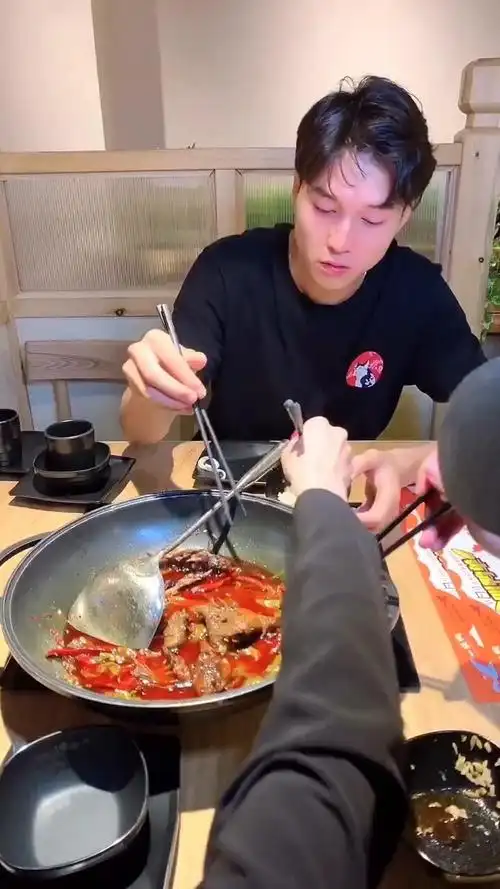 和男朋友兄弟吃饭,一筷子菜,又逃一单