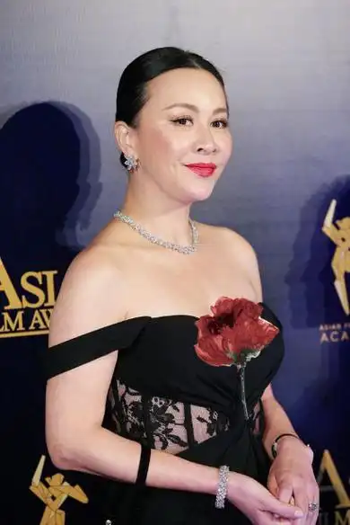 女人过了50岁有点肉感才显气质看刘嘉玲的身材就知道好美