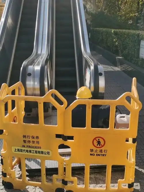 工程运营部项目经理于守青就和同事来到了枫林路天桥,维修室外扶梯,这