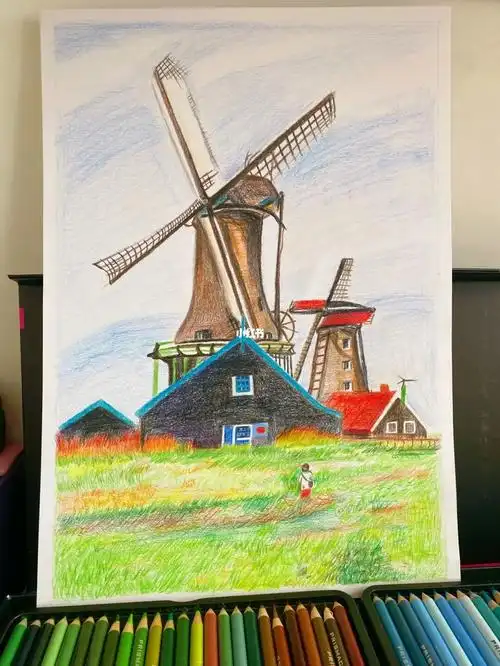 这幅画像是荷兰桑斯安斯风车村一景,图中出现了两个风车和房子 的组合