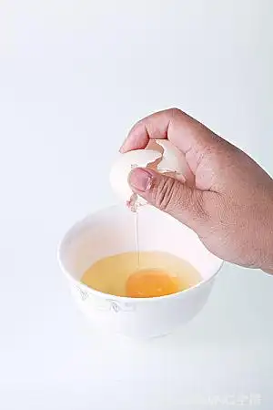 一只手往碗里打鸡蛋