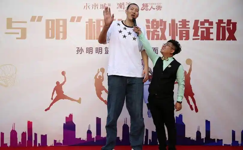 姚明看他都要抬头,站着都能完成扣篮,孙明明为何在cba都混不下_身高