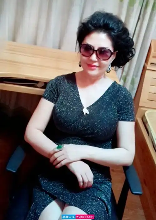 单身岳母第二集,身材好,气质好,一脸贵妇人的相貌