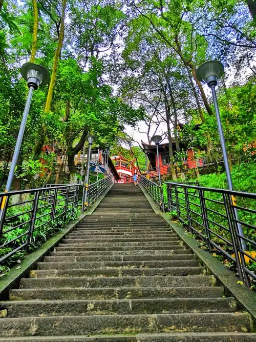 拾级而上,抬头便见前方的千佛寺.