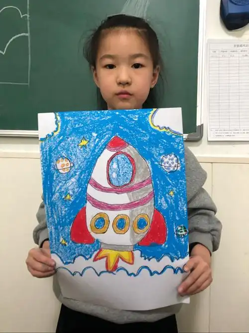 今天我们画的火箭,讲了一下构图,主体物大小及涂色技巧,第一节课同学