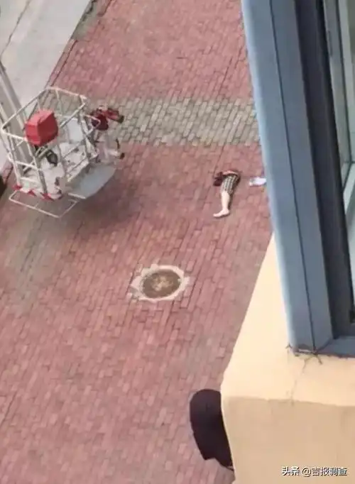 "朋友圈"疯传一个视频,视频中的很多人在一个高层观看一起杀人案现场